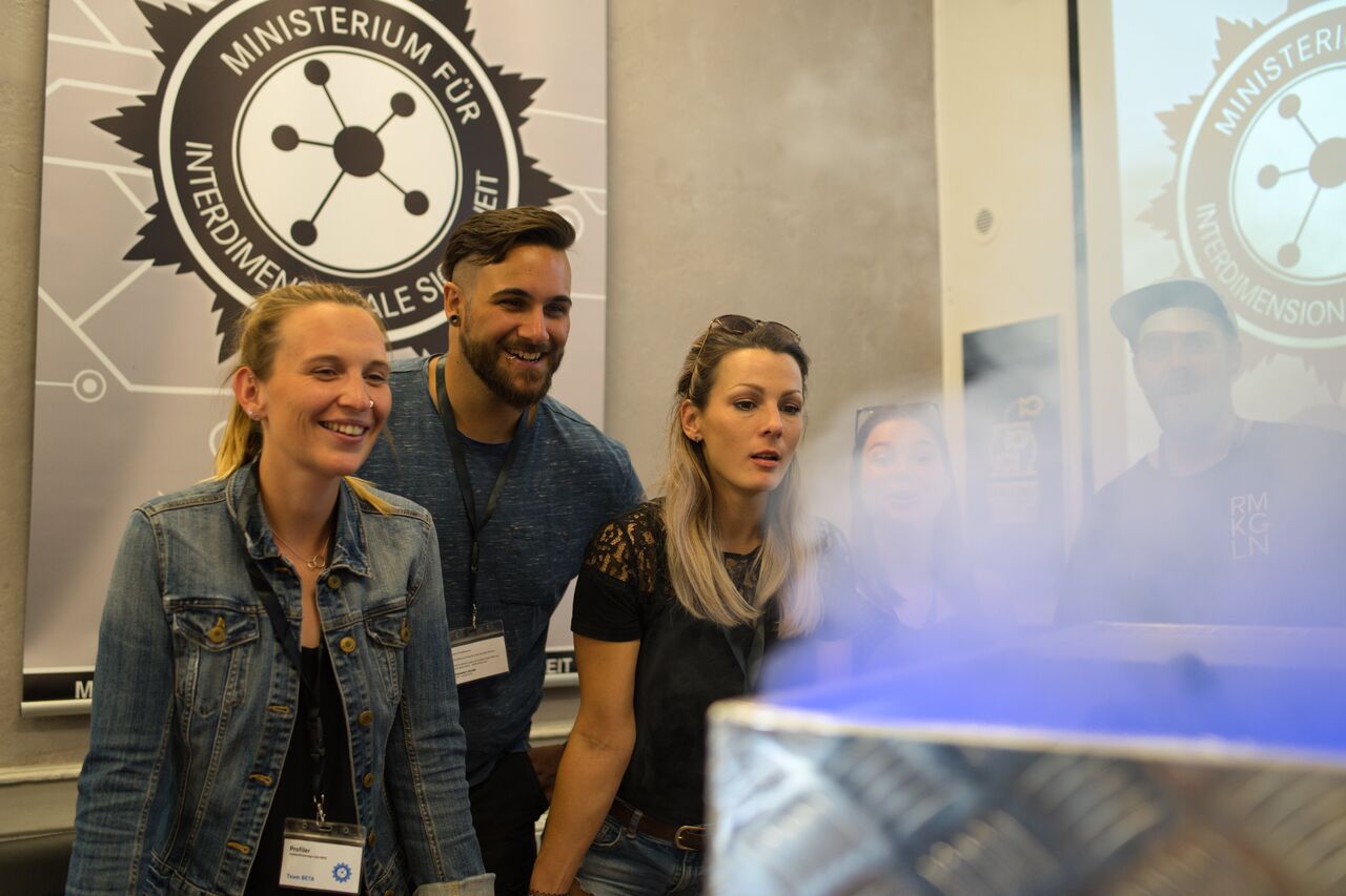 Escape Room Passagier X – Team rätselt an der rauchenden Time-Crime-Box