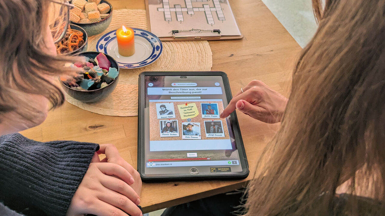 Quiz-Event – Team löst eine Aufgabe auf dem iPad