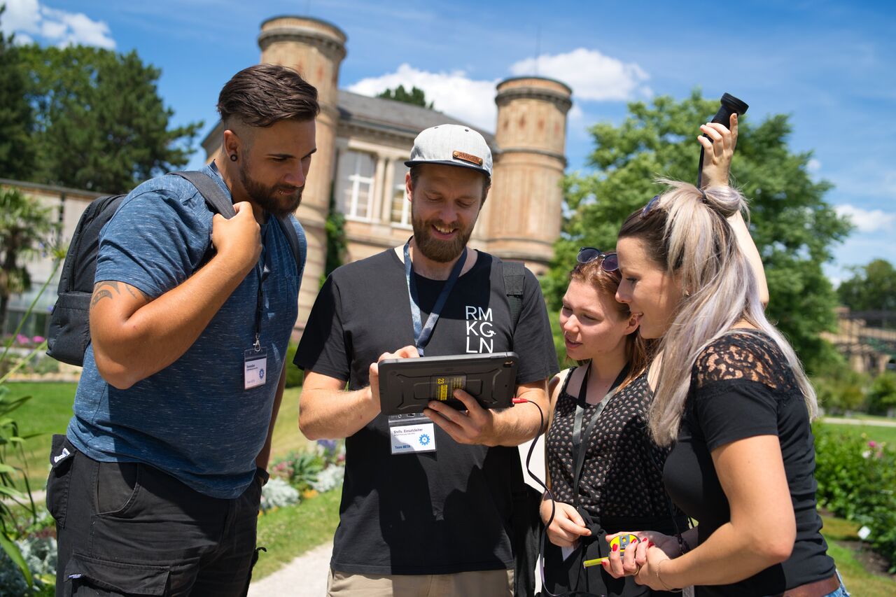 Stadtrallye durch Karlsruhe – Azubi-Team rätselt vor dem Schloss