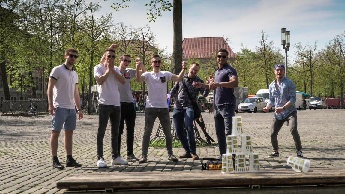 Aktive Teamstation Becherwerfen beim Outdoor-Event